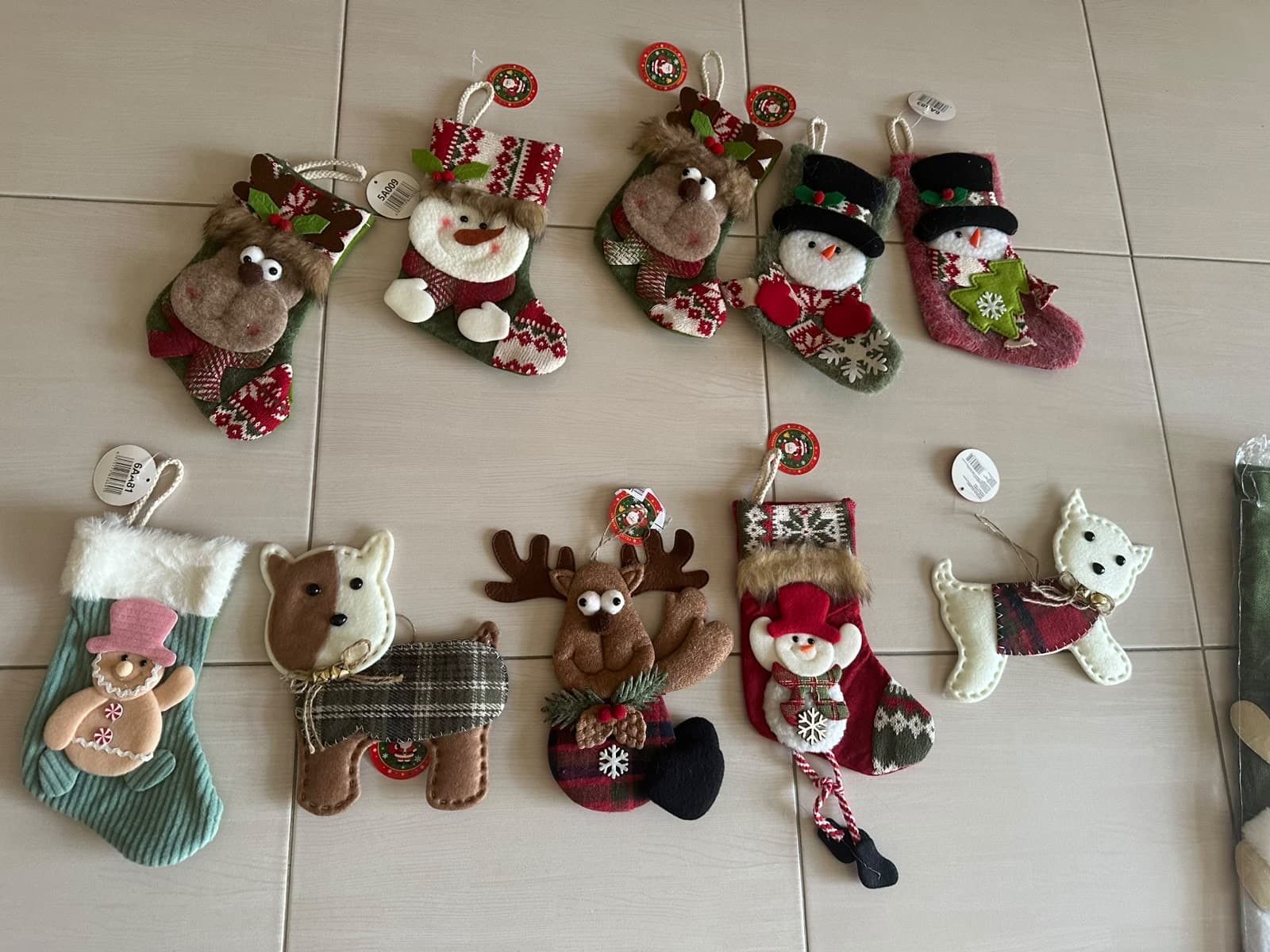 Botas pequeñas colgantes de tela con diseños surtidos que puedes colgar en tu árbol para realzar la decoración, también las puedes colocar en tus puertas o rellenarlas con dulces