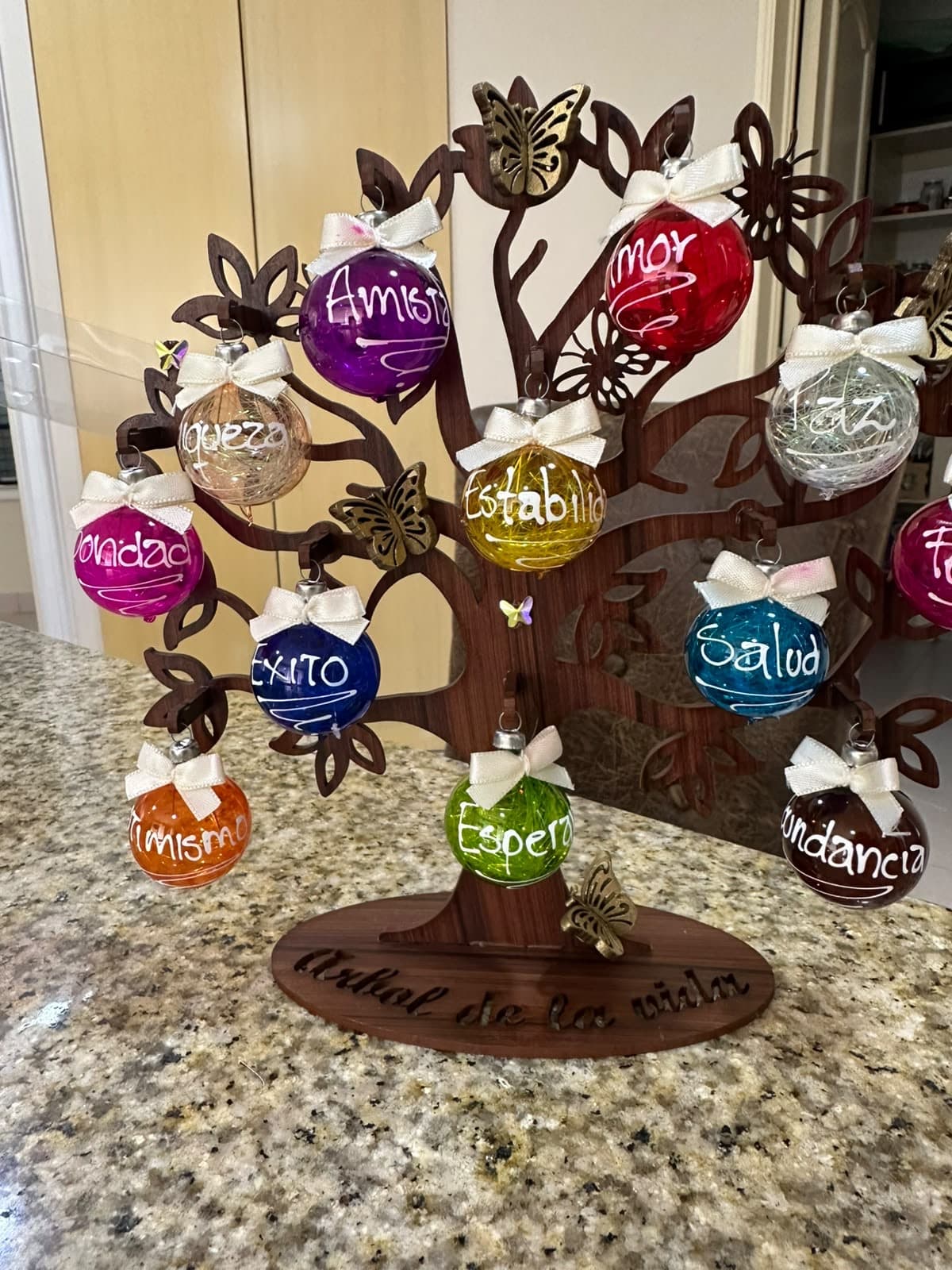 Árbol de la vida decorativo con 12 esferas de deseos pintadas a mano por creadores mexicanos