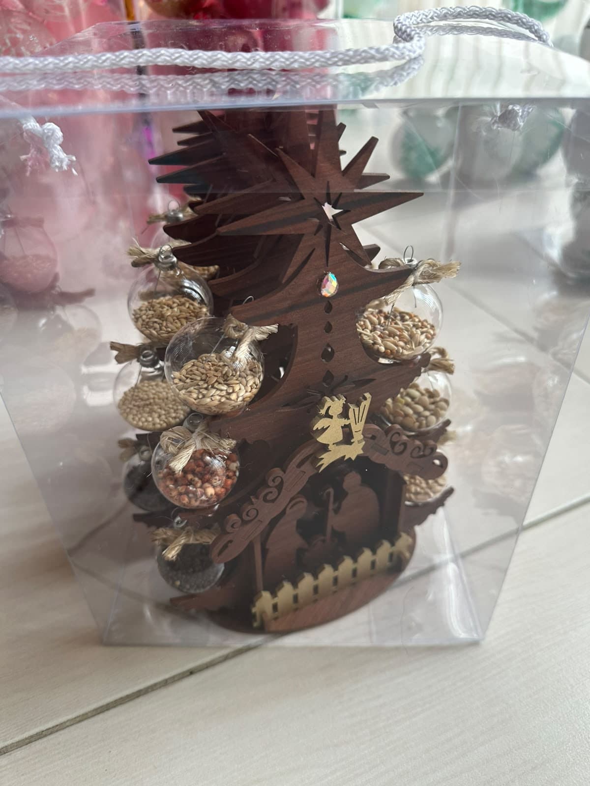 Árbol de Navidad decorativo de madera con nacimiento y esferas con semillas