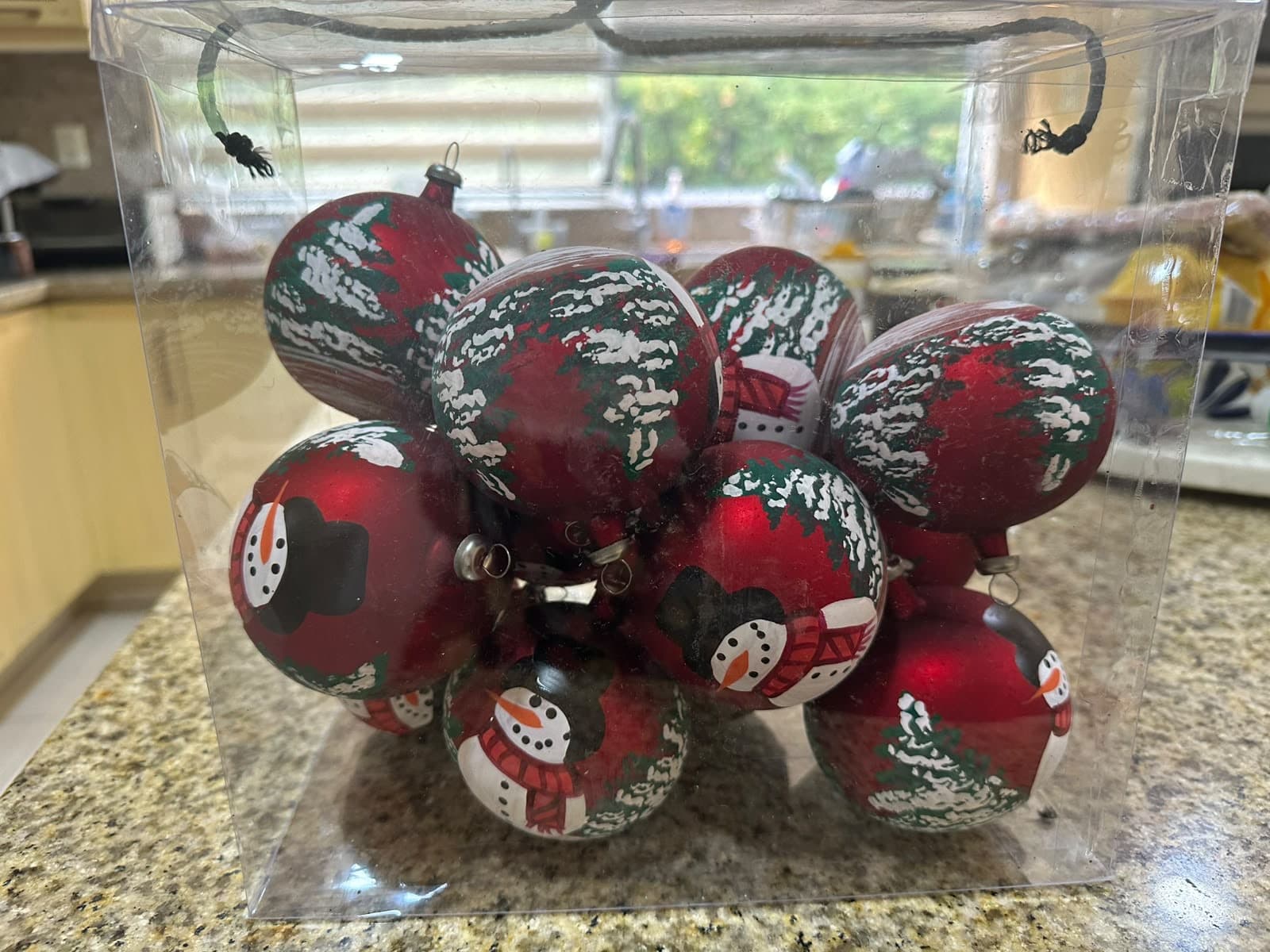 Set de esferas navideñas rojas con muñecos de nieve y pinos
