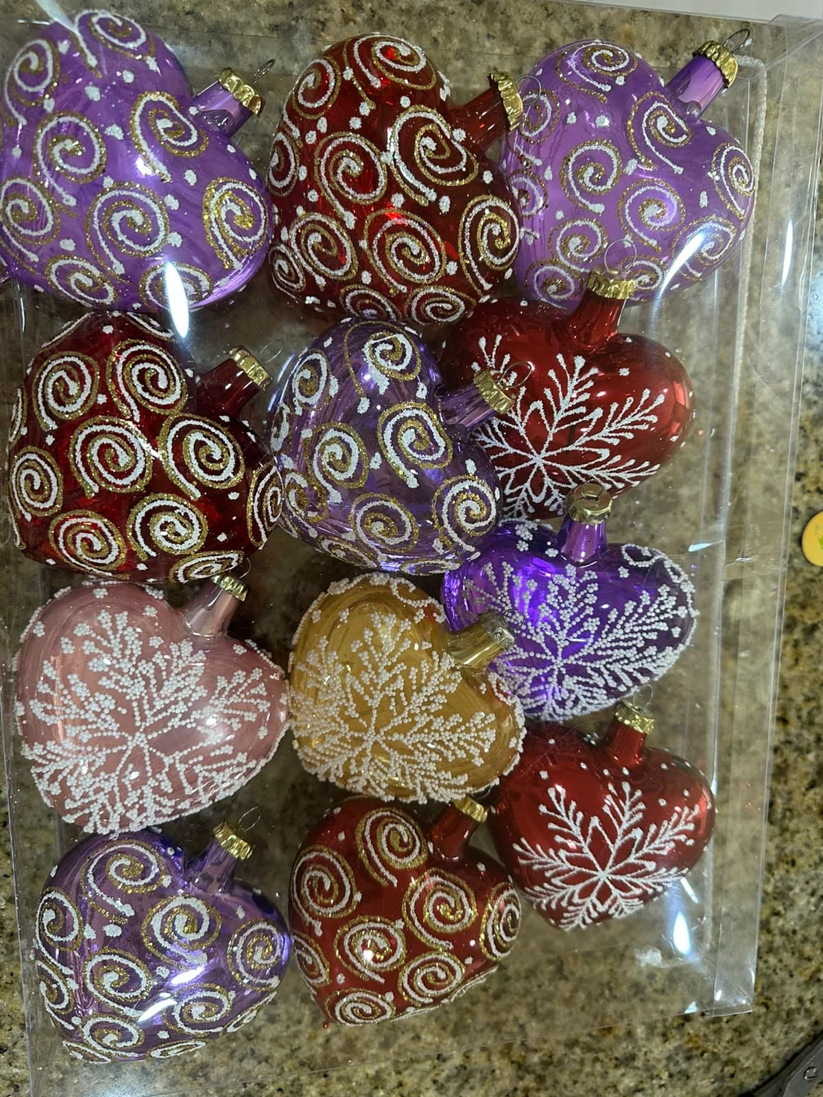 Set de 12 esferas navideñas en forma de corazón