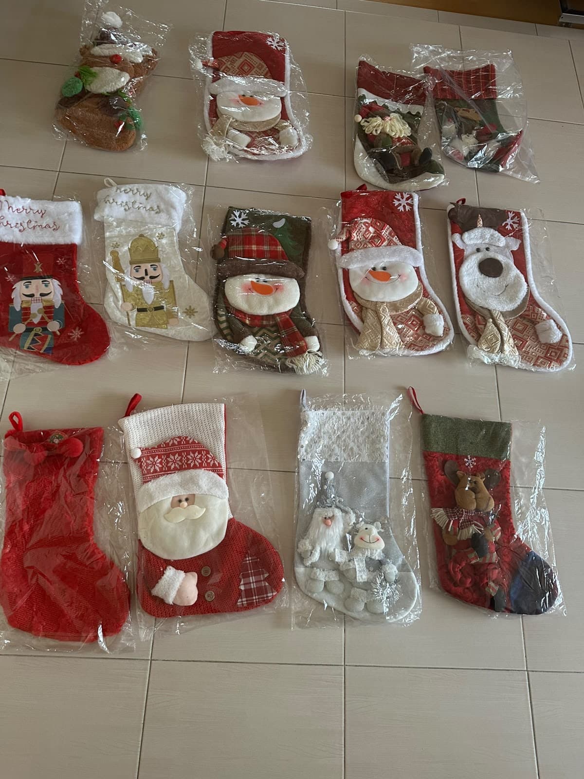 Botas grandes navideñas decorativas surtidas excelente para decorar tu casa o como regalos las puedes colgar en tu casa o darlas como un regalo excelente para esta época